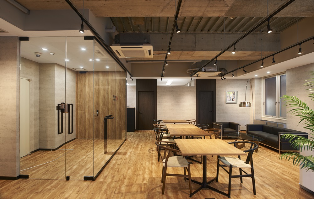 東京・大阪オフィスの内装を再現した業務スペース