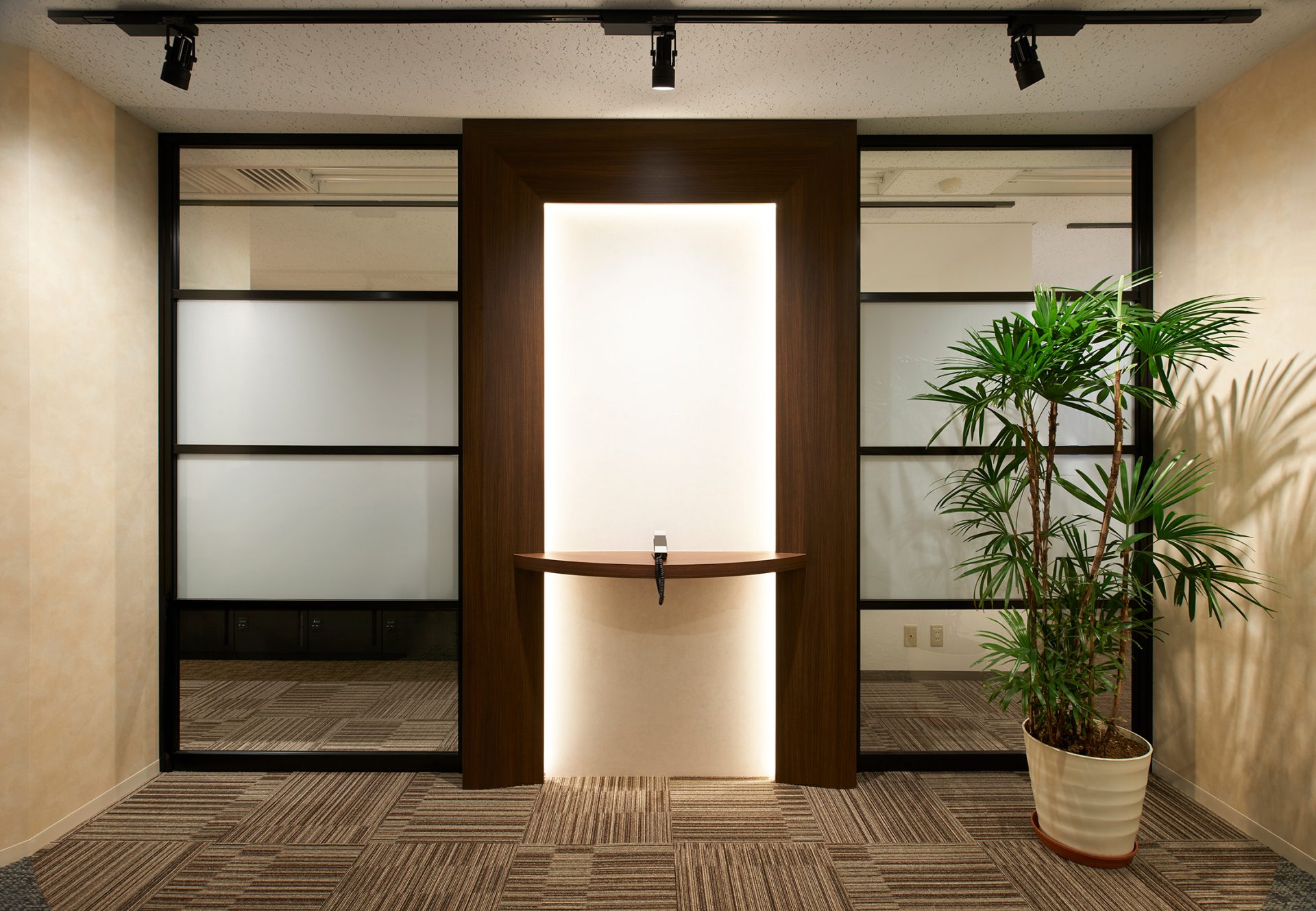 保護中: ブラウンや木目を基調とした、シックで落ち着いたオフィスデザイン事例